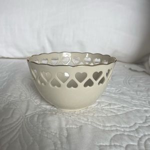 Classic ivory Lenox 24k gold trim heart bowl. Excellent condition